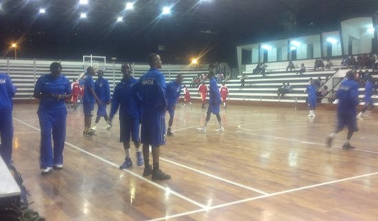 Ikipe y'u Rwanda n'umutoza wayo Moise Mutokambali.