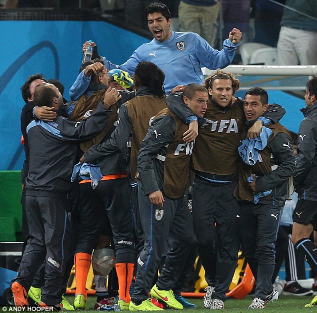 Ikipe yose ya Uruguay yashimiye cyane Suarez umukino urangiye.