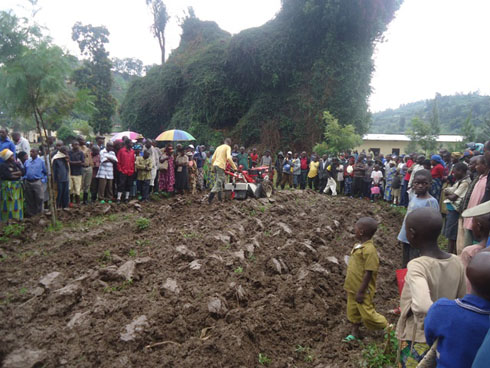 Abaturage bari benshi bihera amaso imashini zihinga babonye bwa mbere mu mateka y'ubuzima bwabo n'ay'akarere batuyemo ka Nyamasheke.