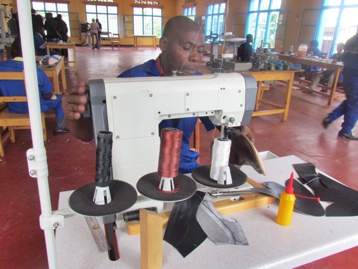 Imashini ziracyari nkeya kugira ngo haboneke umusaruro uhagije.