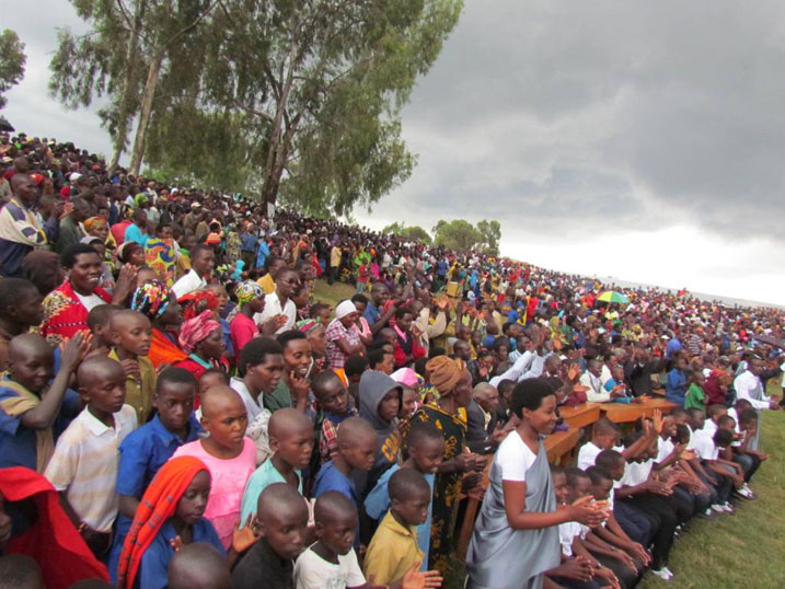 Imbaga y'abantu baje kwakira urumuri rutazima mu karere ka Gicumbi.