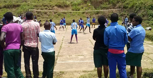 Aha abanyeshuri barahatanira umwanya wo kuzaserukira akarere mu mukino wa volleyball