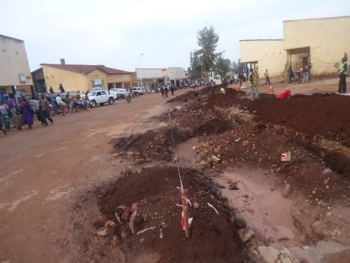 Imirimo yo kwigizayo insinga z'amashanyarazi n'impombo z'amazi yo yaratangiye.