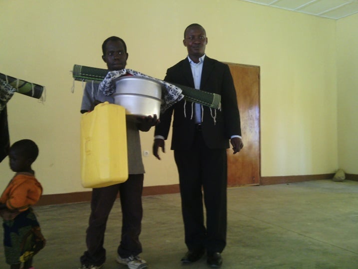Imiryango itatu yahawe ibikoresho by'ibanze byo mu rugo.