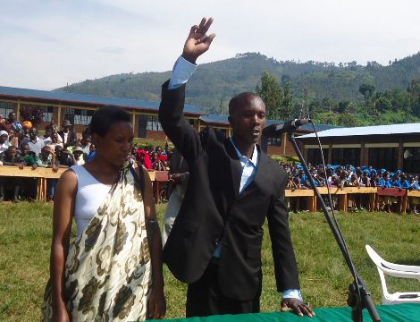 Imiryango yabanaga bitemewe n'amategeko yasezeranye.