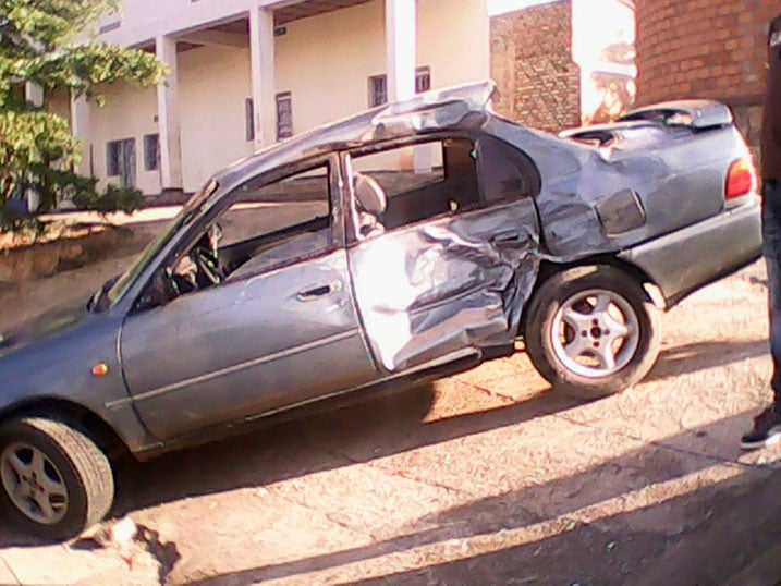 Imodoka yari iparitswe na nyirayo yitegura kujya mu rugendo rwa kure.