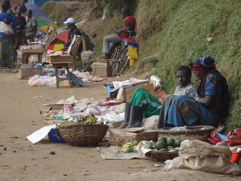 Imodoka zibura uko zitambuka kuko baba bicaye mu muhanda rwagati.