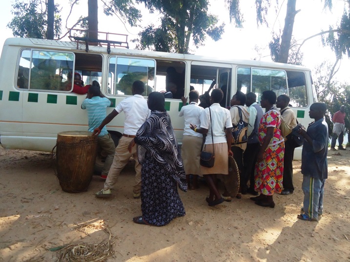 Imodoka iyo ije barayirwanira kugirango badasigara.
