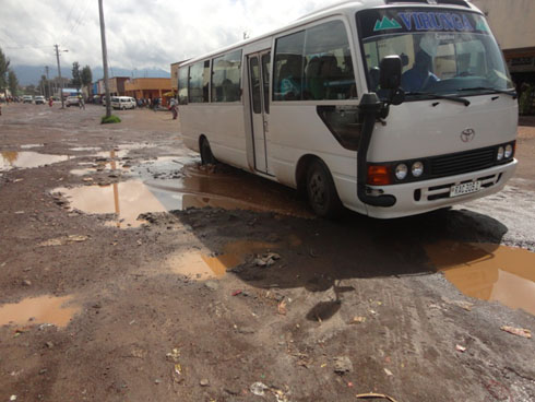 Imodoka zigana muri gare Musanze zinyura mu binogo binini by'amazi.