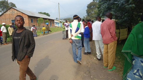 Imodoka zikorehsa umuhanga Musanze-Cyanika zigonga abanyamaguru bawukoresha kuko bagendera ahagenewe kugenda imodoka.