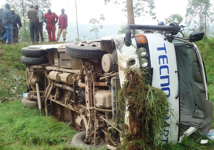 Impanuka ya Coaster yateye n'ubunyerere n'umuvuduko ukabije igusha urubavu.