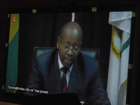 Inama yari iyobowe na Minisitiri w'ubutegetsi bw'igihugu. I Kayonza bamukurikiraga imbonankubone hifashishijwe insakazamashusho.