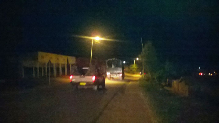 Ingabo na polisi bifashishijwe kugira ngo baherekeze abagororwa mu rwego rwo gucunga umutekano wabo.