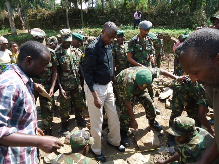 Ingabo z'u Rwanda zirimo kubaka ivuriro mu murenge wa Kaniga mu karere ka Gicumbi.