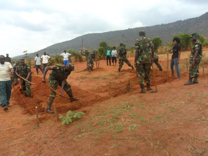 Ubuyobozi bw'akarere ka Kirehe, Ingabo na Polisi mu muganda aho bubakira abirukanwe Tanzaniya.