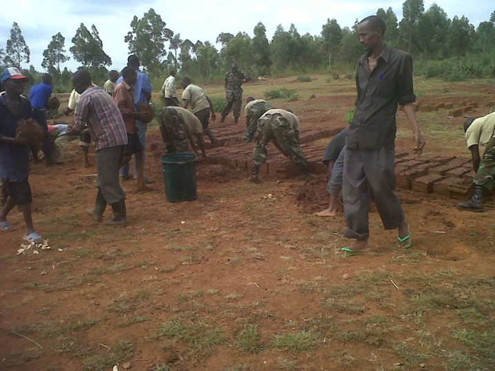 Ingabo zifatanyije n'abaturage mu gikorwa cyo kubumba amatafari yo kubaka amazu y'abirukanywe muri Tanzaniya.