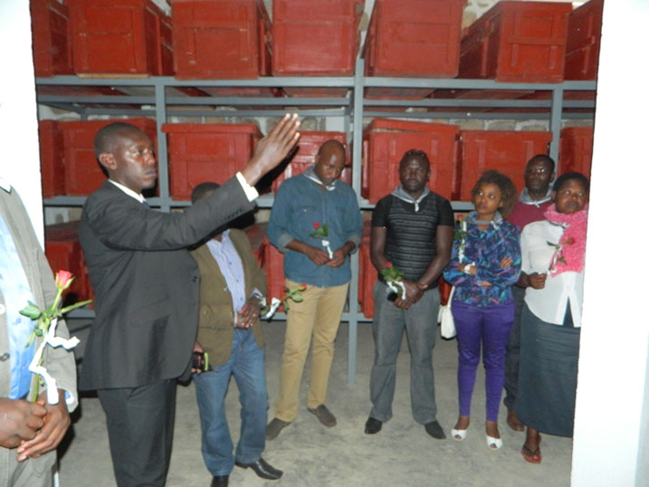 Inkunga ya Etagere zo gushyiraho amasanduku yatanzwe n'ihuriro ry'abacukuzi b'amabuye y'agaciro mu Rwanda.
