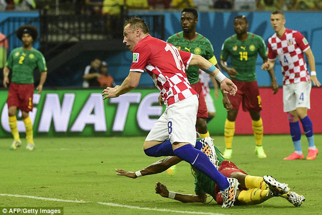 Intege nkeya za ba myugariro ba Cameroun zatumye Ivica Olic abatsinda igitego cya mbere.