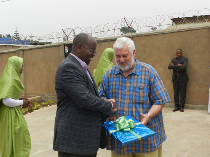 Intumwa y'abaterankunga b'Abadage yahawe ishimwe ku nkunga bateye Kwigira training center.