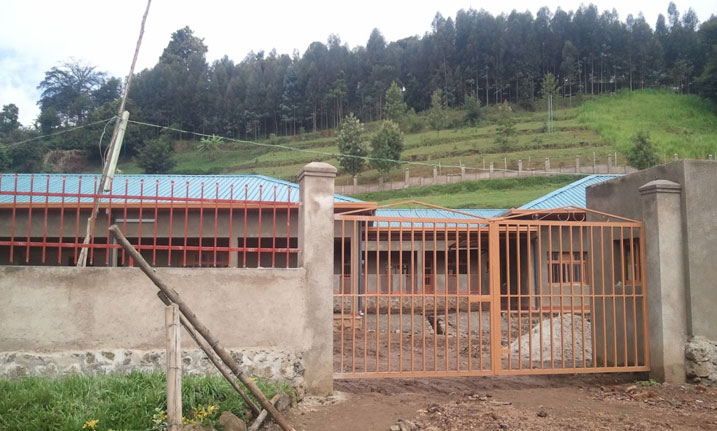 Inyuma y'iryo shyamba niho hatanzwe kuzubakwa urwibutso rusimbura urwangijwe n'amazi ya Sebeya.
