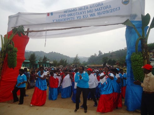 Irembo binjiriyemo bajya kwamamaza, ryari ritatse ibitoki nk'ibikorwa by'iterambere byivugira abaturage bagejejweho na FPR Inkotanyi.