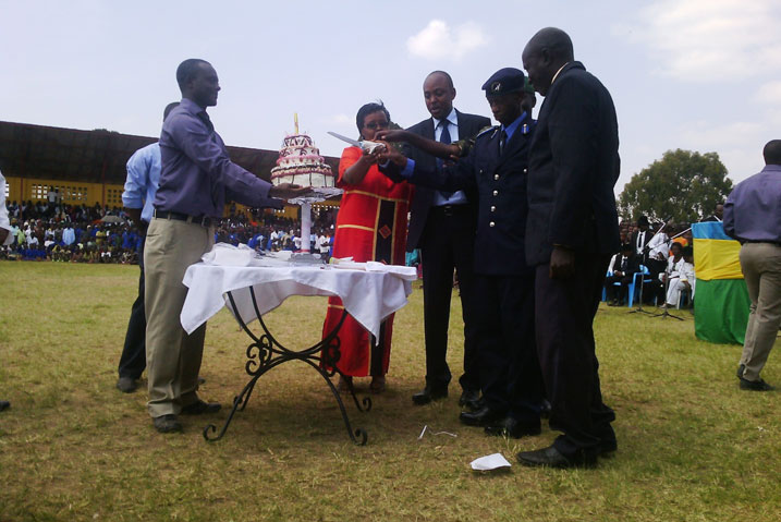 Isabukuru y'imyaka 20 ishize yizihijwe hakatwa umugati.