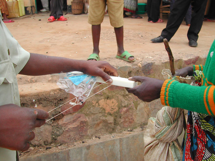 Ngo mu isoko rya Gakenke bafite uburyo bwo guha buri wese isabune ijyanye n