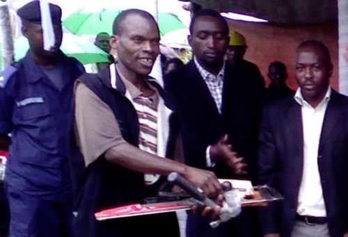 Ishimwe yishimiye ibikoresho yahawe kuko bizamufasha gukora umwuga yize w