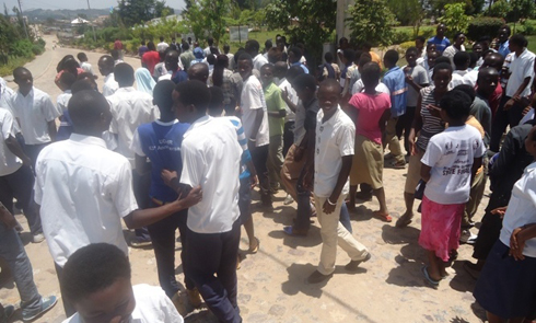 Aha bari bafashe inzira basubiye ku ishuri bijejwe ko ikibazo cyabo ngo kizakemurwa ejo.