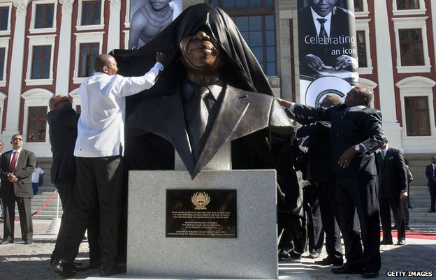 Ishusho ya Mandela yamuritswe ku mugaragaro na Perezida Jacob Zuma kuwa 28 Mata 2014.