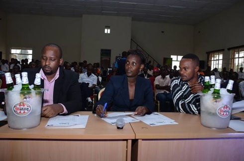 Itsinda rishinzwe gutanga amanota ubwo ryarimo ribaza ibibazo abitabiriye irushanwa.