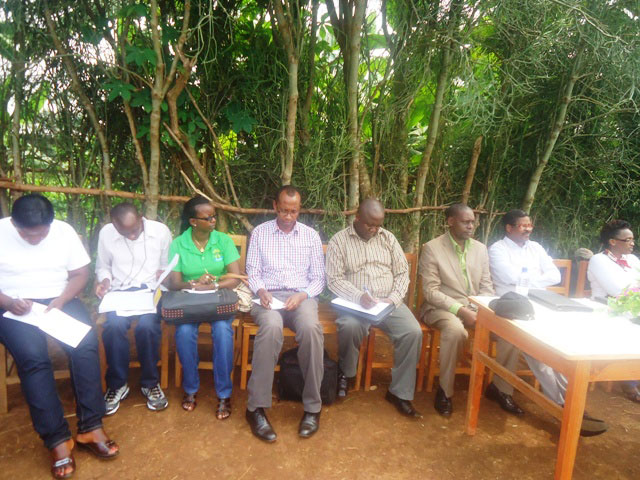 Itsinda ry'inzego zitandukanye zo ku rwego rw'igihugu ndetse n'akarere zari zamanutse mu murenge wa Nyabitekeri gukemura ibibazo by'abaturage.