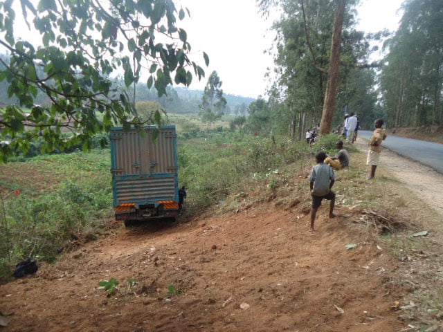 Iyi modoka yataye umuhanda bitewe n