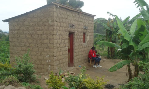 Iyi nzu yabo iri hafi y'igishanga, gusa ariko ngo banahangayikishijwe n'uko nta bwiherero igira.