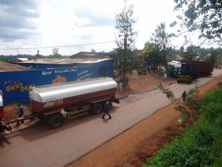 Iyi scania niyo yabanje kugongwa ipine mbere yuko izindi zigongana.