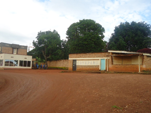 Iyi nzu ibanza ibumoso niyo y'ubucuruzi ya COPABU naho izigaragara ibumoso ni inyubako z'ibiro by'akarere ka Huye. Inyubako za pisine ziri inyuma ya COPABU