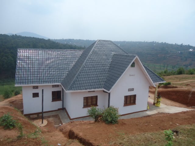 Iyi nzu n'ibiyirimo bifite agaciro ka miriyoni 40. Yubatswe na IPRC south Huye yubakiwe uwarokotse jenoside utishoboye.