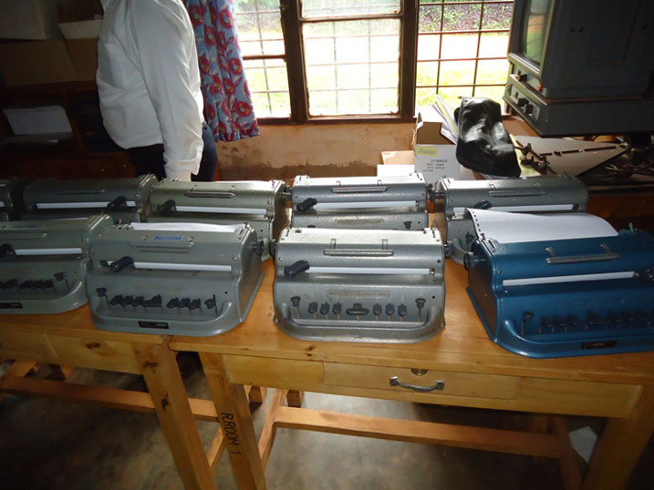 Izi ni zimwe mu mashini abafite ubumuga bwo kutabona biga muri GS Gahini bakoresha bandika inyandiko ya Brail.