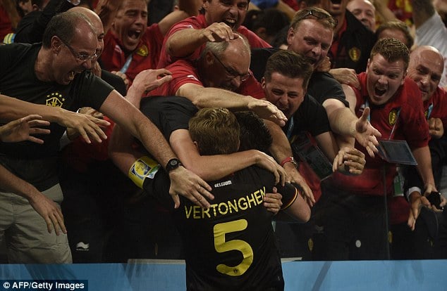 Jan Vertonghen wahesheje Ububiligi gukomeza buri ku mwanya wa mbere mu itsinda, yishimana n'abafana.