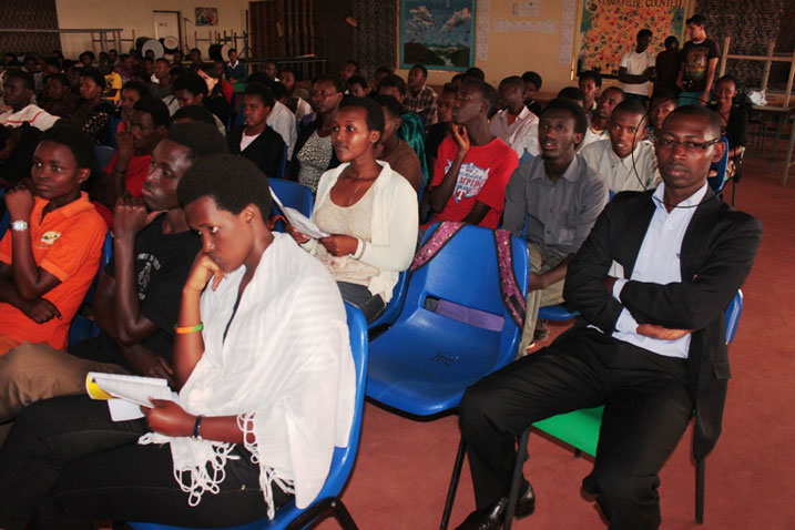 Jean Claude Parisien (iburyo) ushinzwe gahunda mu 'Agahozo Shalom Youth Village' hamwe n'abanyeshuri.