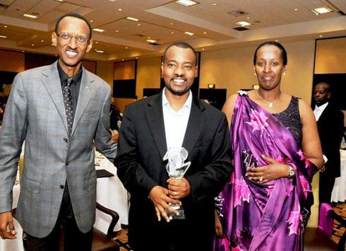 Perezida Kagame na Mme Jeannette Kagame, bamaze gutanga ibihembo ku rubyiruko muri CYRWA y'umwaka wa 2010.
