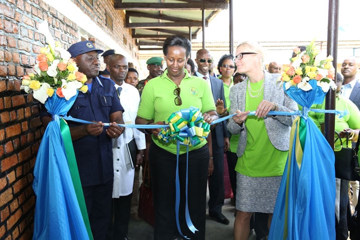 Nyakubahwa Madame Jeannette Kagame (hagati) afungura ku mugaragaro Isange One Stop Center mu bitaro bya Nyagatare. 