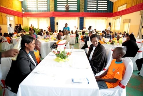 Madamu Jeannette yafashe n'akanya ko kumva bimwe mu bitekerezo by'abana baganira.