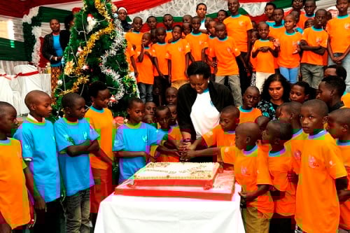 Madamu Jeannette Kagame yasangiye umugati n'abana.