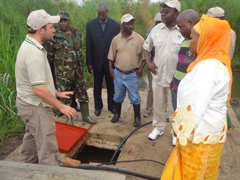 Jes Gruner, umuyobozi wa Akagera Management Company, yeretse minisitiri w'ubucuruzi n'inganda aho imashini izamurira amazi iyavana mu kiyaga.