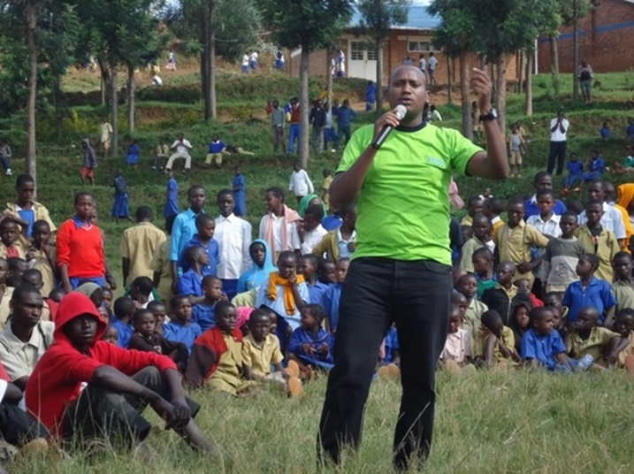 John Ntigengwa aganiriza urubyirukokubuzima bw