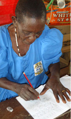 Joyce Atim yatangiye amashuri abanza ku myaka 80.