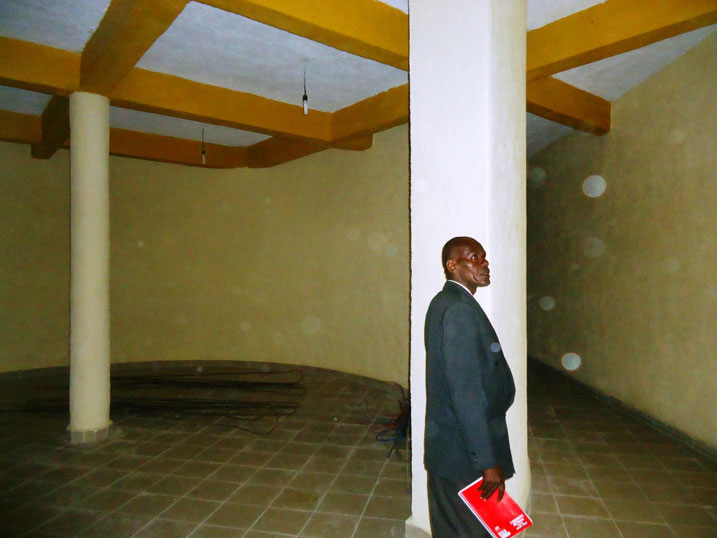 Juru Anastase uhagarariye IBUKA mu karere arerekana uko muri cave y'urwibutso hameze ubungubu nyuma yo kuvugururwa.