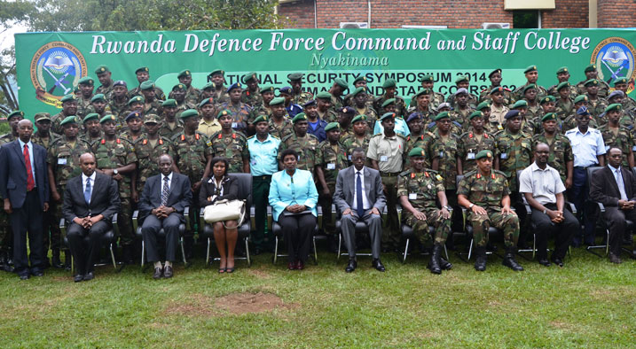 Abitabiriye ibiganiro mu ishuri Rwanda Defence Force Command and Staff College mu ifoto y