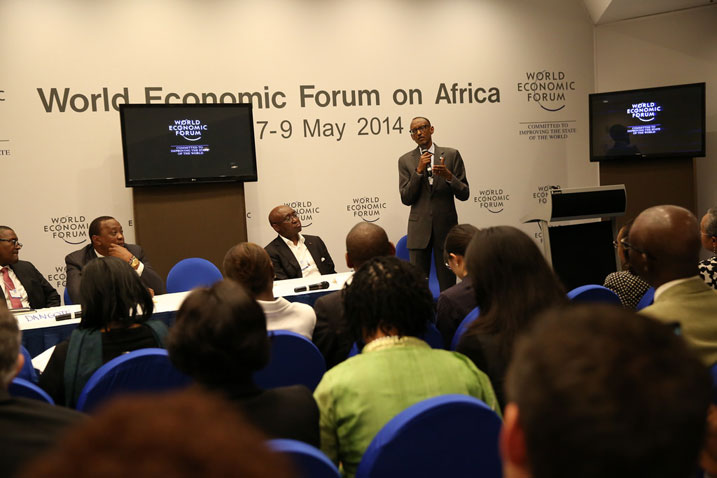 Perezida Kagame atanga ikiganiro mu nama ku bukungu bwa Afurika.